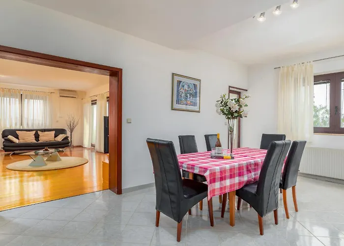 Wunderschönes Haus Mit 5 Schlafzimmern In Premantura